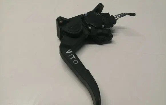 Mercedes-Benz Vito Viano W638 Accelerator throttle pedal 0281002335 A9013000404 182404204