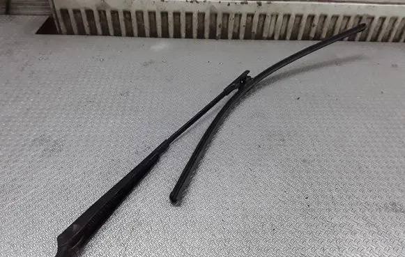Renault Modus Windshield/front glass wiper blade 8200360824A