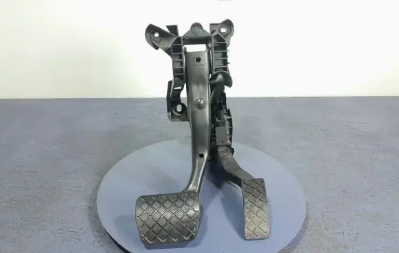 Volkswagen PASSAT B7 USA Accelerator throttle pedal 5Q1723058BN