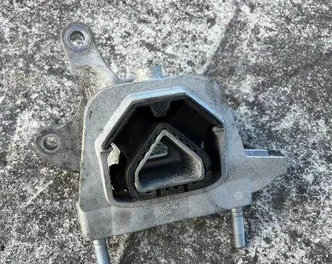 Peugeot 2008 II Engine mount bracket 9826551380