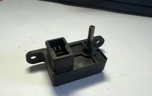 Nissan Primera Vacuum valve B00ST 1403 PS1801