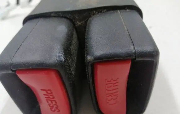 Nissan Qashqai Middle seatbelt buckle (rear) 