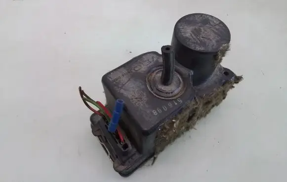 Volkswagen PASSAT B4 Central locking vacuum pump 
