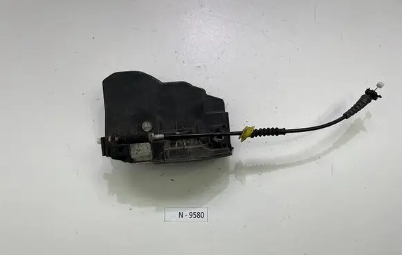 BMW X3 E83 Front door lock 7167071