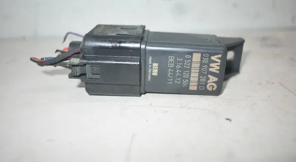 Volkswagen Tiguan Glow plug pre-heat relay 038907281D