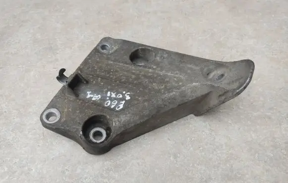 BMW 5 E60 E61 Engine mounting bracket 6769279 3805413