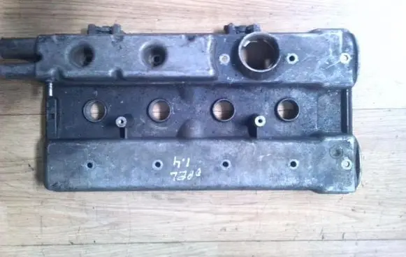 Opel Corsa B Rocker cam cover 90470439