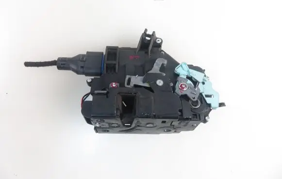 Volkswagen Touran I Front door lock 3D1837016AQ