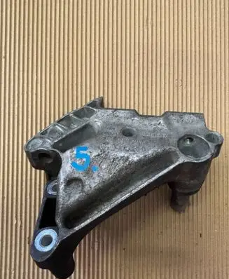 Engine mounting bracket
