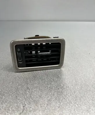 Volvo XC70 Dash center air vent grill ---