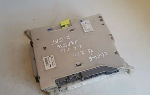 Lexus IS 220D-250-350 Fuse module 8273053050