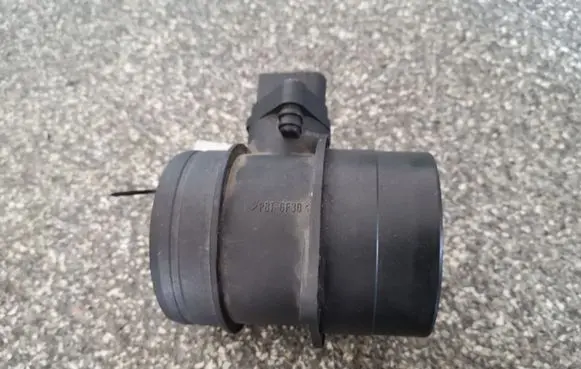 Volkswagen Touran I Mass air flow meter 0281002461 074906461B