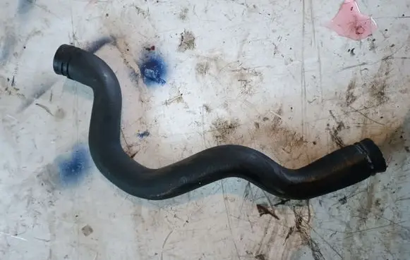 Coolant pipe/hose
