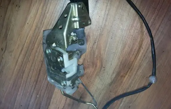 Mazda 323 Front door lock