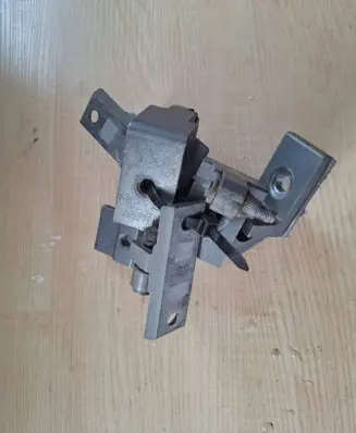 BMW 5 E60 E61 Rear door lower hinge 7068090