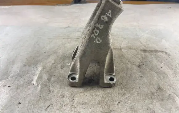Audi A8 S8 D3 4E Engine mounting bracket 4E0199308BG 4E0199308