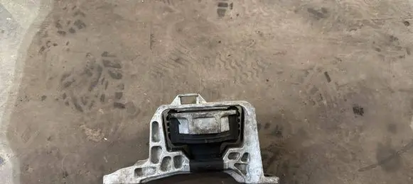 Volvo V50 Engine mount bracket 437468620