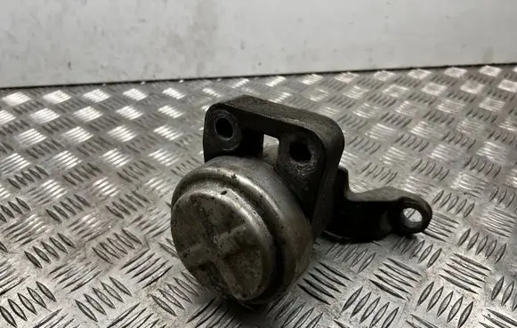 Engine mount bracket