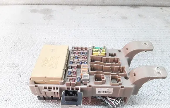 Toyota Corolla Verso E121 Fuse module 8264113040