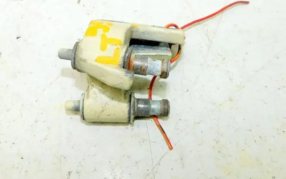 Volkswagen II LT Front door lower hinge 189254