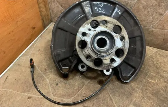 Mercedes-Benz SLK R172 Rear wheel hub 1720305