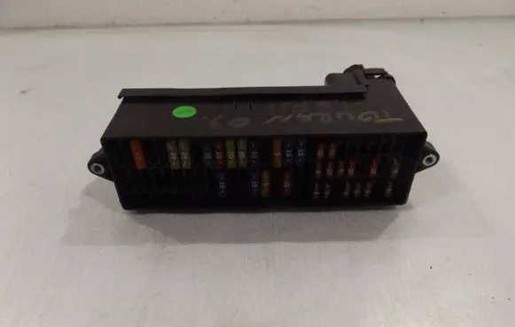 Volkswagen Touran I Fuse module