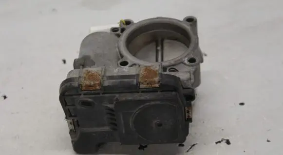 Volkswagen Tiguan Throttle valve 03C133062D