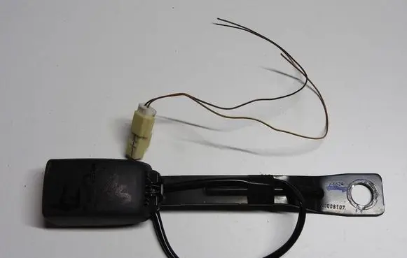 Suzuki Swift I Front seatbelt buckle B480 E034501
