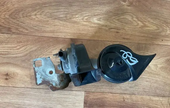 BMW 5 E60 E61 Horn signal 0092018 CH2139