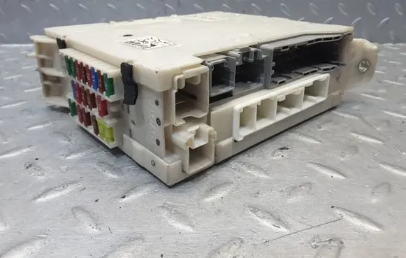 Lexus IS 220D-250-350 Fuse module 8273053050 11277B28 7C230345