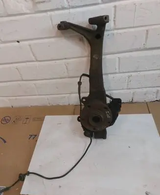 Volkswagen PASSAT B5 Front wheel hub spindle knuckle 8D0407258AD