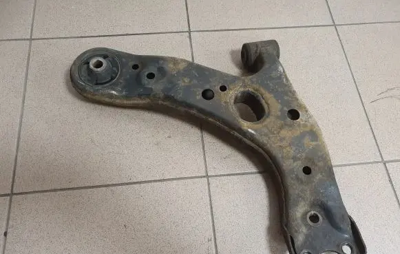 Toyota Avensis T270 Front lower control arm/wishbone