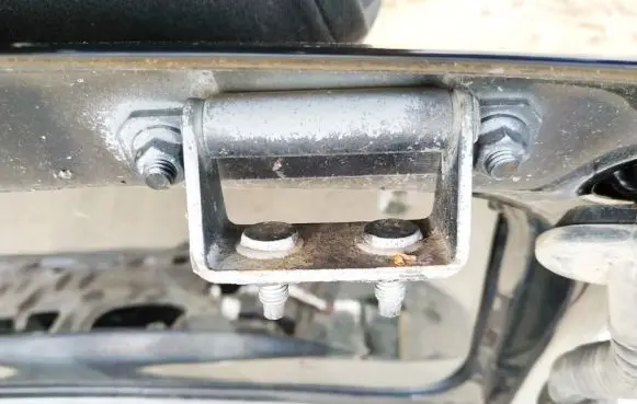 Nissan X-Trail T30 Tailgate/trunk/boot hinge