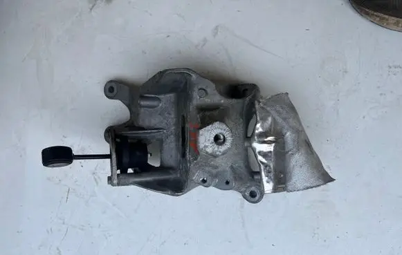 Volkswagen Touareg III Engine mounting bracket 4M0199870AL