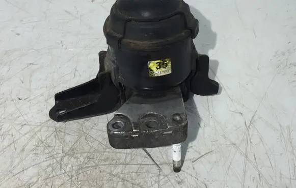 Toyota Yaris Engine mount bracket