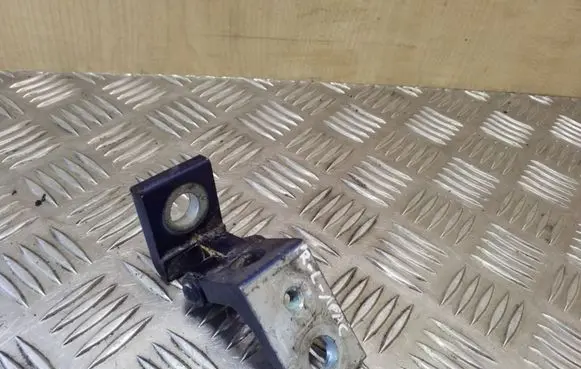 Skoda Octavia Mk2 (1Z) Front door lower hinge 6Y0831411D