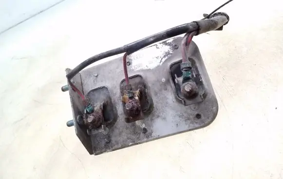 Volkswagen PASSAT B5 Coolant fan relay 8D0959493A