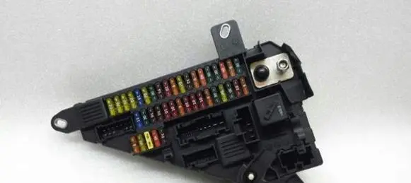 BMW 5 E60 E61 Fuse module 6906618
