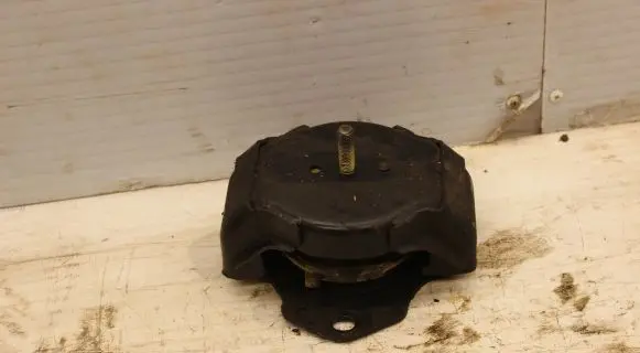 Mitsubishi Pajero Engine mount bracket