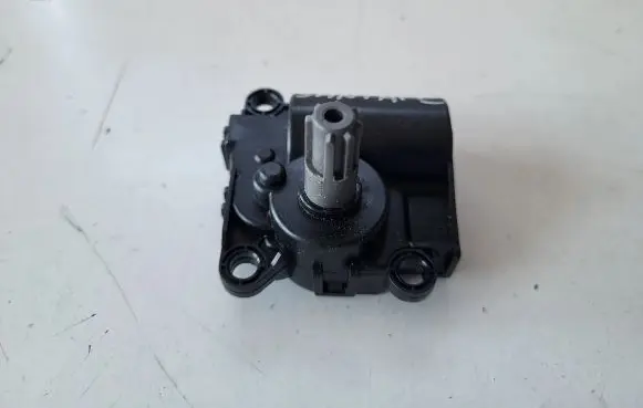 Hyundai Santa Fe A/C air flow flap actuator/motor D332JY9AA05