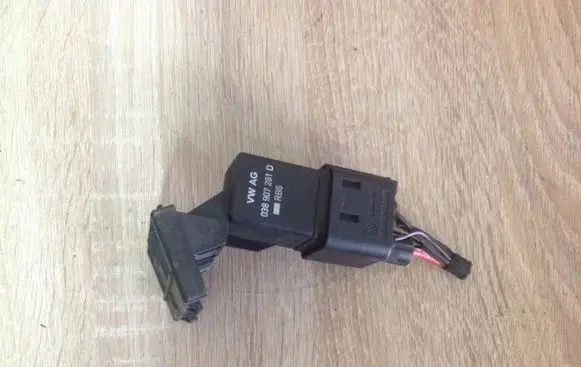 Volkswagen Golf V Other relay 0281003038 038907281D
