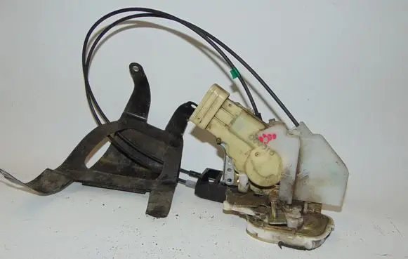 Toyota Prius (XW10) Rear door lock 6906047020 6914030110