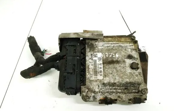 Skoda Octavia Mk2 (1Z) Engine control unit/module 06F906056ER 0261002260