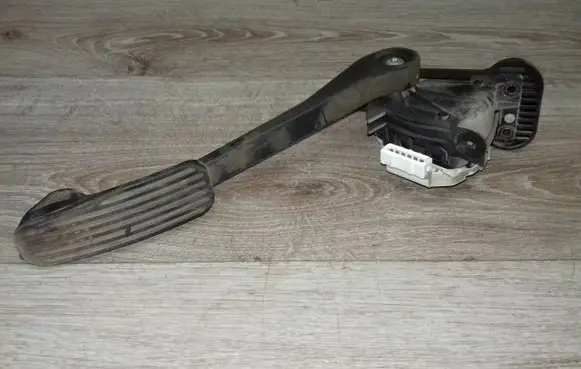 Volvo V70 Accelerator throttle pedal 9496821