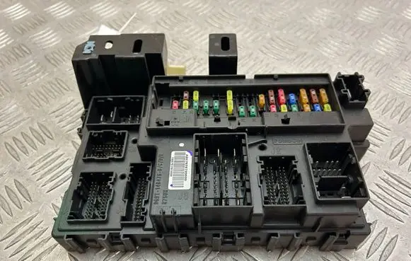 Ford Mustang VI Fuse module JR3T15604 JR3T15604HFH