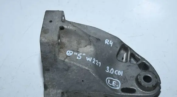 Mercedes-Benz E W211 Engine mounting bracket A6422232304
