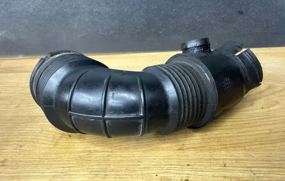 Opel Insignia A Turbo air intake inlet pipe/hose 55561787