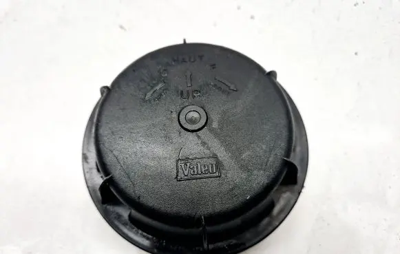 Volvo V70 Headlight/headlamp dust cover 89001146
