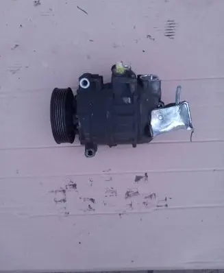Volkswagen Touran I Air conditioning (A/C) compressor (pump) 1K0820803F