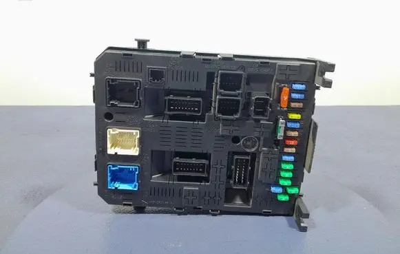 Peugeot Partner Fuse box set 9812189480